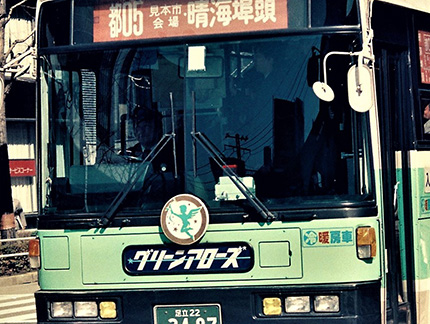 都市新バスに掲出されたヘッドマーク（都05系統）