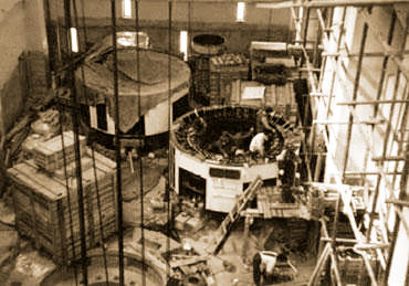 画像：組み立て中の発電機固定子（昭和32年）