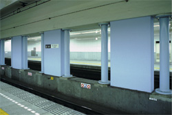 写真：耐震補強工事を施した駅の中柱