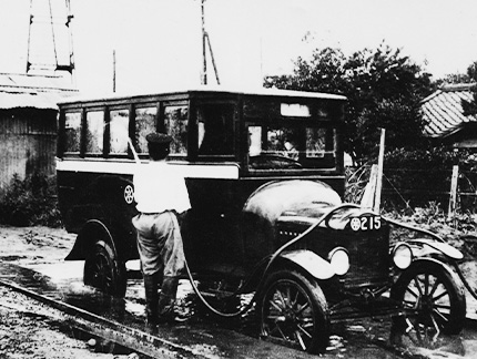 バスを洗車する様子