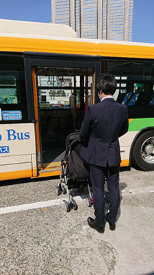 【写真】後ろ向きで降車