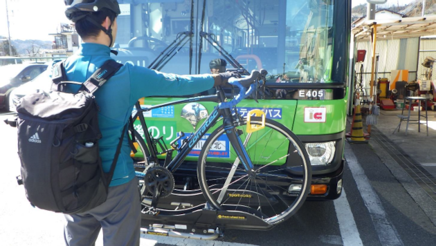 画像：自転車がバスに固定された様子