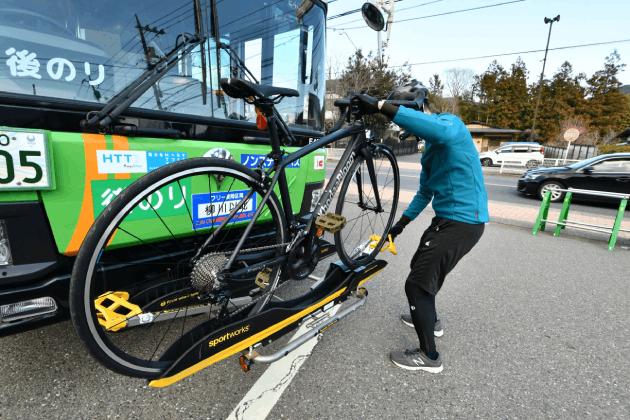 画像：自転車を降ろす様子