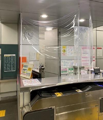 Image：Installation of plastic curtains (at station turnstiles)