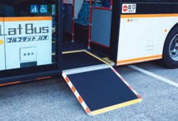 画像:車いすスロープ 画像:車いすスロープ