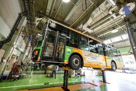画像：「都営バス自動車工場潜入ツアー」自動車工場見学の様子