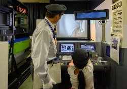 画像：「夏休みわくわくこどもキャンペーン」こども運転士の様子