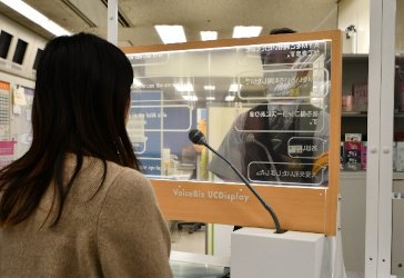画像：翻訳対応透明ディスプレイ