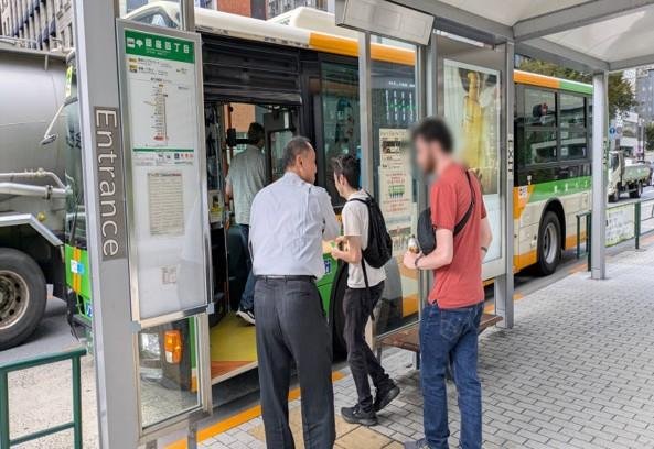職員が外国人旅行者を案内する様子