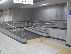 トイレ前スロープの写真 トイレ前スロープの写真
