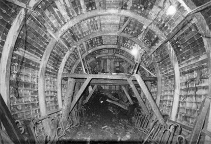 【写真】発破後~覆工コンクリート打設までの間、落盤から守る仮設(矢板支保工)