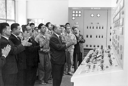 【写真】発電所運転開始(昭和38年)