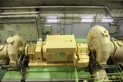 画像：白丸発電所 水車・発電機