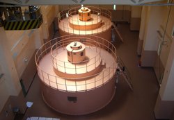画像:多摩川第一発電所の発電機 画像:多摩川第一発電所の発電機
