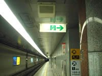 写真：通路誘導灯