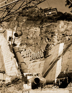画像：建設中の水圧鉄管（昭和31年）