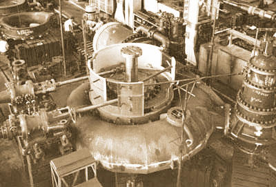画像：工場で仮組み中の水車（昭和32年）
