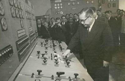 画像：多摩川第一発電所運転開始の瞬間（昭和32年）　