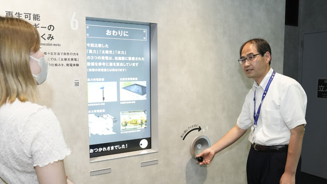 壁面展示と大貫さん