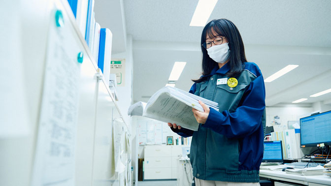 図面を確認する鷹野さん