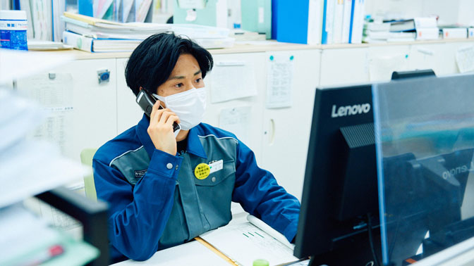 事業者と調整する天川さん