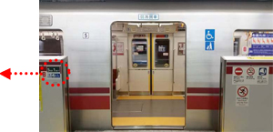 画像：大江戸線ホームドア乗降口