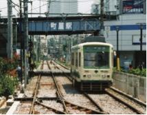 （画像）町屋を走る都電7000形