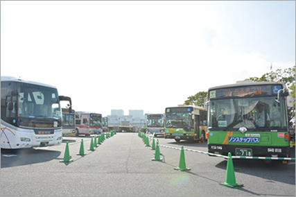 並ぶバス車両