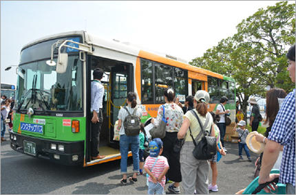 展示されているバス車両を多くの人が見ている様子