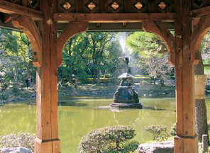 画像：日比谷公園（雲形池と鶴の噴水を、池の東屋から撮影した写真）