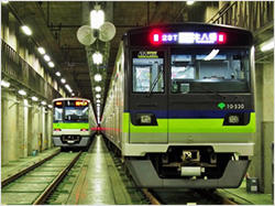 画像：現在の新宿線車両（10-300形）