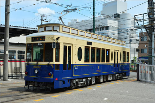 写真：青いレトロ車両9002号