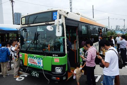 展示されているバス車両を多くの人が見ている様子