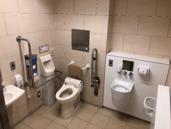 画像2：リニューアルした三田線春日駅のトイレ