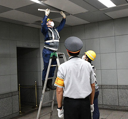 【写真】駅コンコースの照明の一部消灯