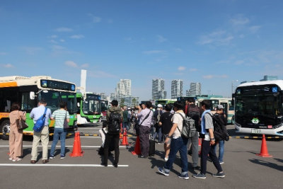 画像：「バスの日イベント・バスまつり2019in豊洲」での車両撮影会の様子