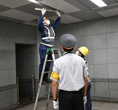 画像：駅コンコースの照明の一部消灯