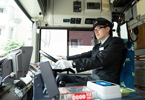 画像：バスを運転する様子