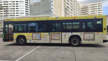 画像：「川崎市交×東京都交ファンアート」ラッピング