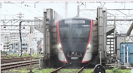 画像：都営浅草線の車両洗浄の様子