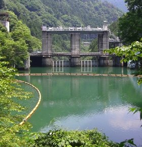 画像：白丸調整池ダム