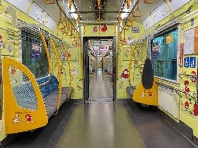 画像：子育て応援スペース 車内の装飾3