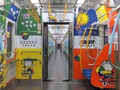 画像：子育て応援スペース 車内の装飾5