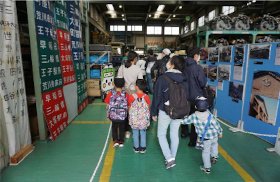 画像：車両工場内見学の様子