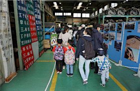 画像：車両工場内見学の様子