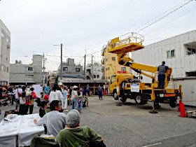 画像：軌陸両用架線作業車の展示の様子