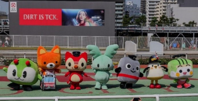 マスコットキャラクターが横1列に並んでいる様子