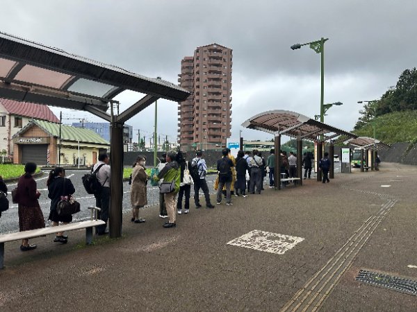 画像:バス停に並ぶ人々