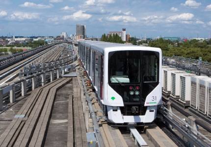 画像：線路を走る車両