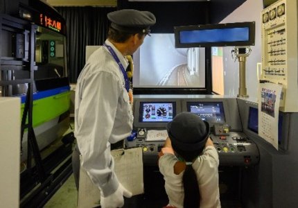後方から見たシミュレータによる運転挑戦体験